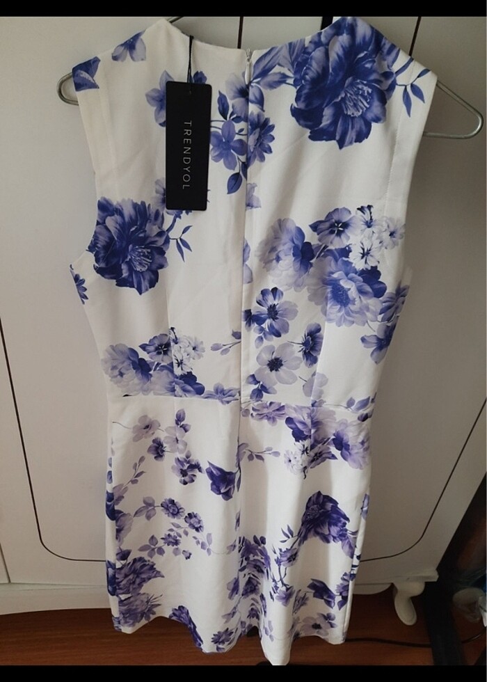 Mavi çiçek desenli beyaz elbise - Görsel 2