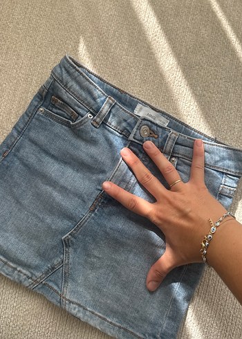 diğer Beden Dar Kesim Denim Mini Etek 8yaş yazıyor ama 6 yaş olabilir