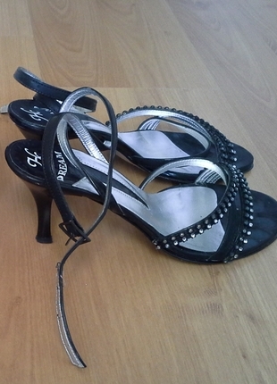 Markasız Ürün Taşlı siyah topuklu ayakkabı