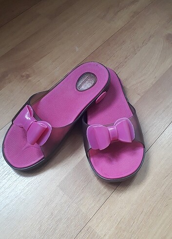 Pembe kız terliği