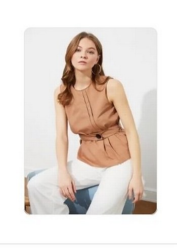 40 Beden Kemerli Kolsuz Kısa Camel Rengi Bluz