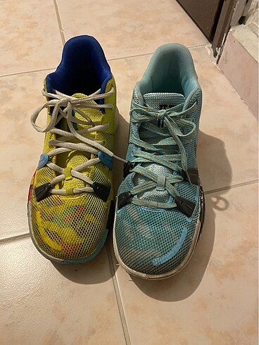 İki renkli basket ayakkabısı