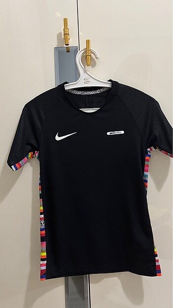 Nike üst