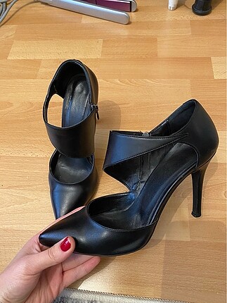 Deri bilek detaylı stiletto