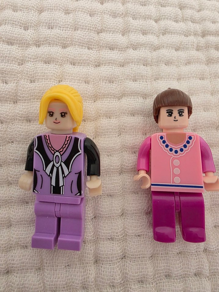 Çeşitli Renklerde Mikro Figürler - Görsel 2