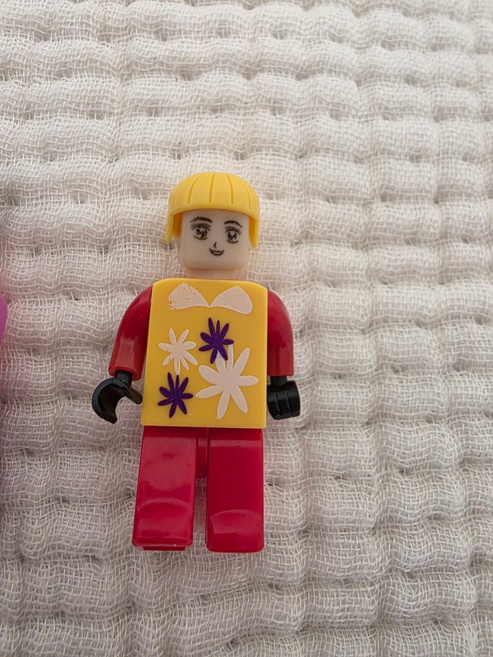 Çeşitli Renklerde Mikro Figürler - Görsel 3