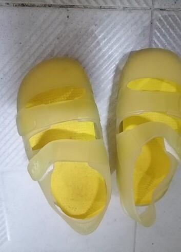 25 Beden sarı Renk Sandalet kız çocuk 