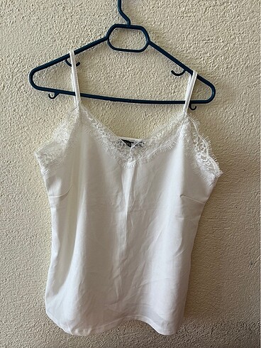 Beyaz askılı bluz zara