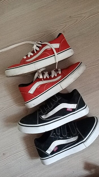 İki Vans ayakkabı 