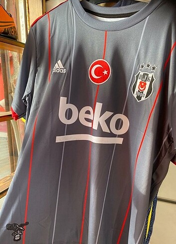 Beşiktaş 2021-22 Sezonu Forması. 