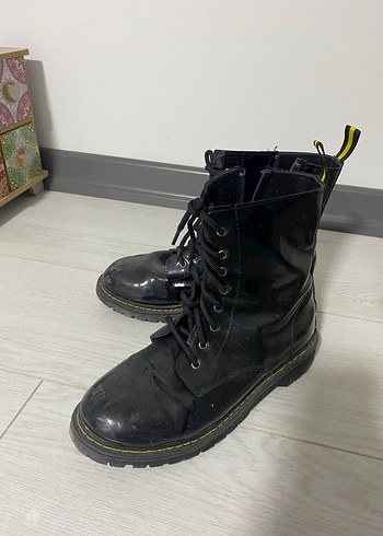 Siyah Rugan Punk Botlar, Bağcıklı