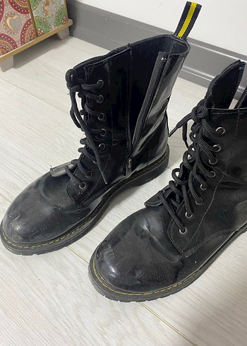 Diğer Siyah Rugan Punk Botlar, Bağcıklı
