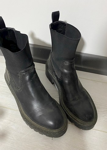 40 Beden Stradivarius Siyah Deri Punk Tarzı Kadın Bot