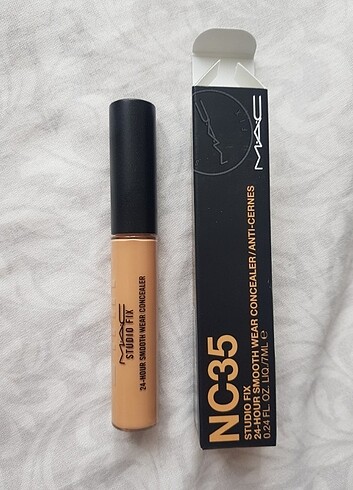 MAC NC35 concealer