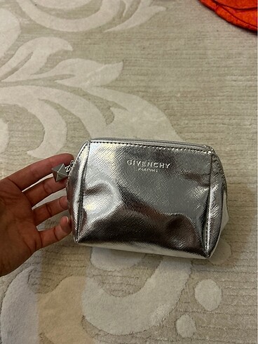 Givenchy makyaj çantası