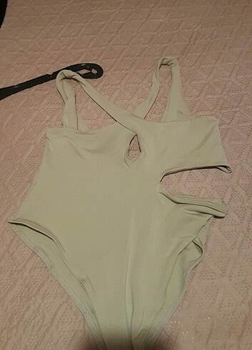 IAMNOTBASIC bodysuit bir kez giyildi
