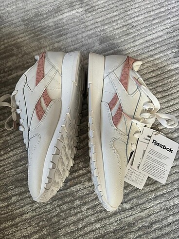 Beyaz klasik reebok spor ayakkabı