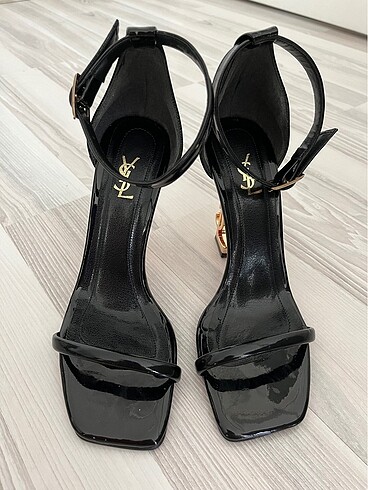 YSL MODEL