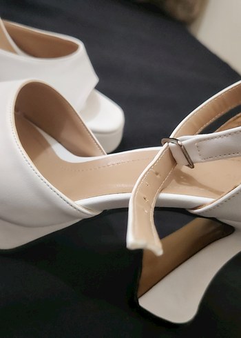 Beyaz Tokalı Platform Topuklu Kadın Ayakkabı - Görsel 5