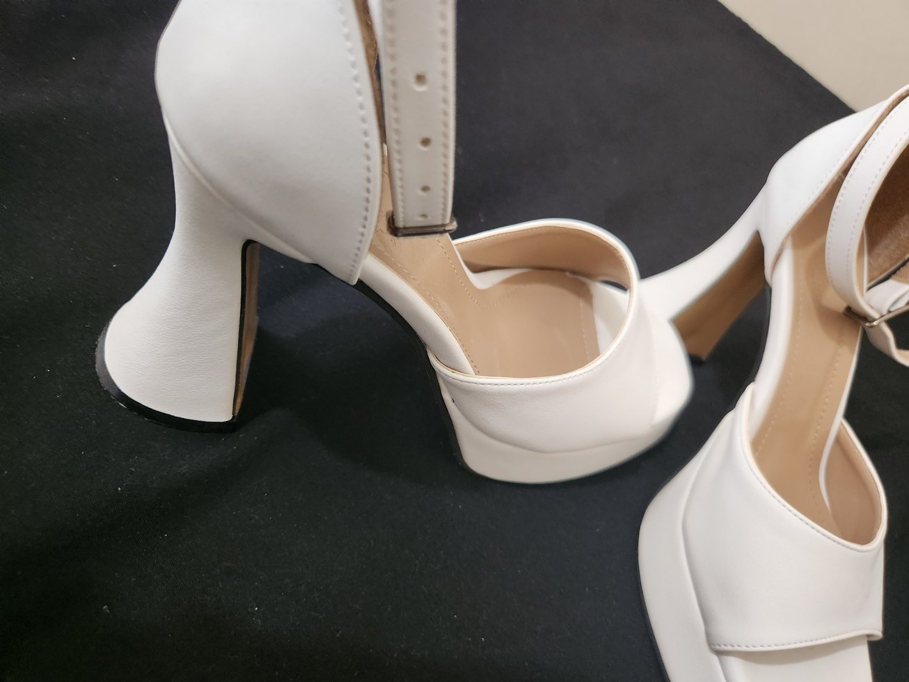 Beyaz Tokalı Platform Topuklu Kadın Ayakkabı - Görsel 4