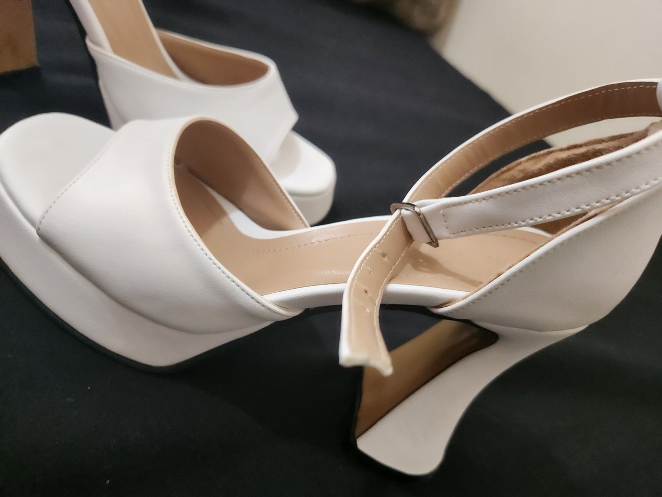 Beyaz Tokalı Platform Topuklu Kadın Ayakkabı - Görsel 5