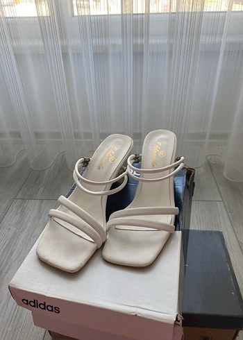Beyaz Stiletto Topuklu Kadın Sandalet