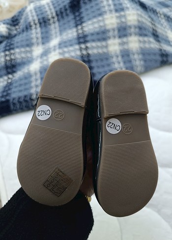 Kızlar için Siyah Rugan Fırfırlı Babet - Görsel 2