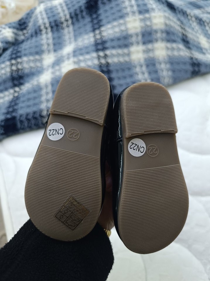 Kızlar için Siyah Rugan Fırfırlı Babet - Görsel 2