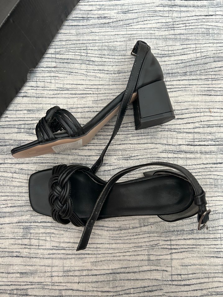 Siyah topuklu ayakkabı - Görsel 3