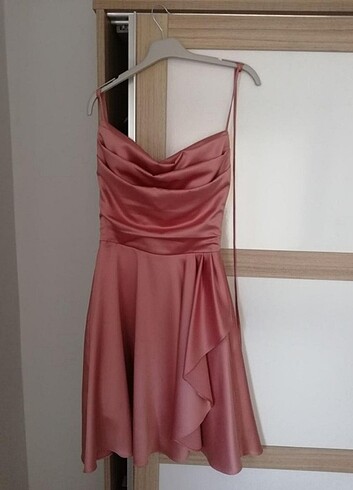 Pembe sırt dekolteli elbise
