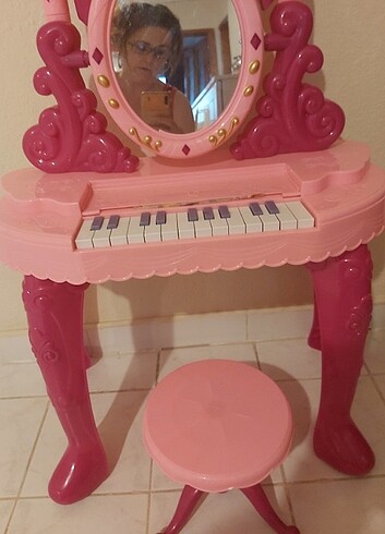 Piyano kiz çocuğu aynalı konsol