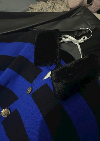 Kürk Detaylı Mavi Çizgili Kısa Hırka - Görsel 2