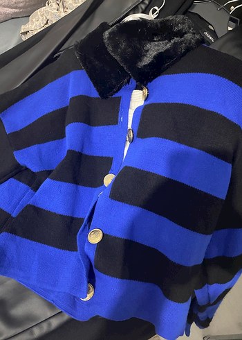 Kürk Detaylı Mavi Çizgili Kısa Hırka - Görsel 3