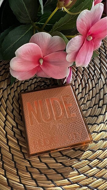 HudaBeauty Nude Far Paleti