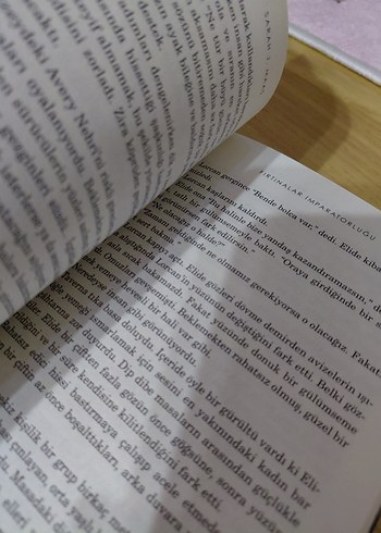 Beden Renk Fırtınalar İmparatorluğu - Sarah J. Maas