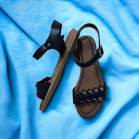 Diğer Siyah Toka Detay Sandalet