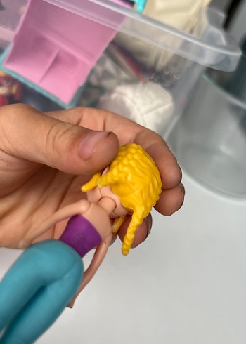 Beden Sarı saçlı mavi pantolonlu bebek