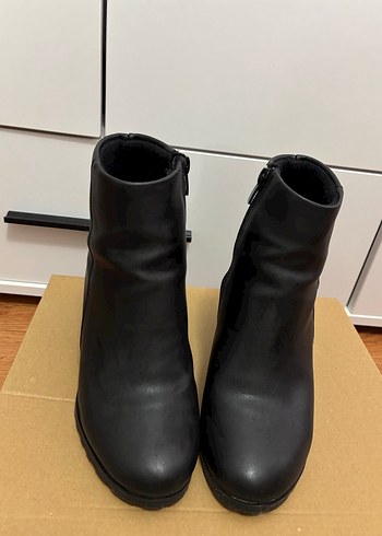 Siyah Deri Kadın Bot - Görsel 3