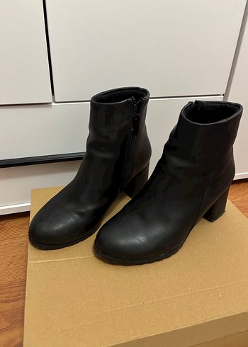 Siyah Deri Kadın Bot - Görsel 2