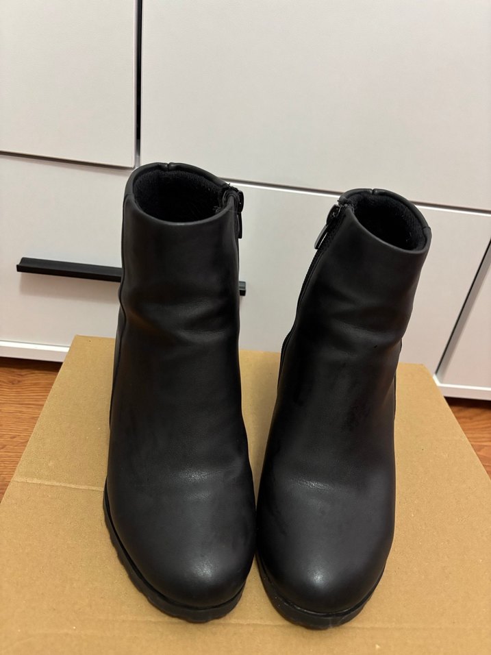 Siyah Deri Kadın Bot - Görsel 3