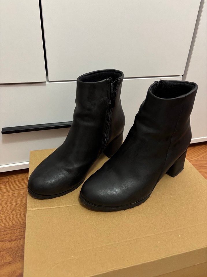 Siyah Deri Kadın Bot - Görsel 2