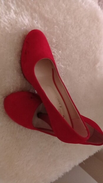 Kırmızı süet ayakkabı