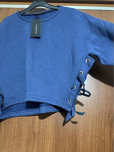Trendyol & Milla Lacivert crop sweat m beden
