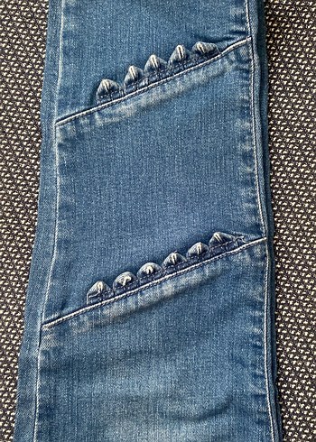 Nakışlı Fermuarlı Kadın Kot Pantolon - Görsel 3