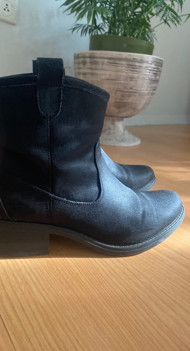 Siyah Süet Tokalı Kadın Bot - Görsel 2