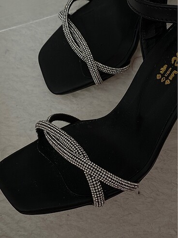 Zara parıltılı taşlı topuklu ayakkabı