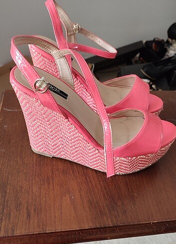 Dolgu topuk sandalet - Görsel 4