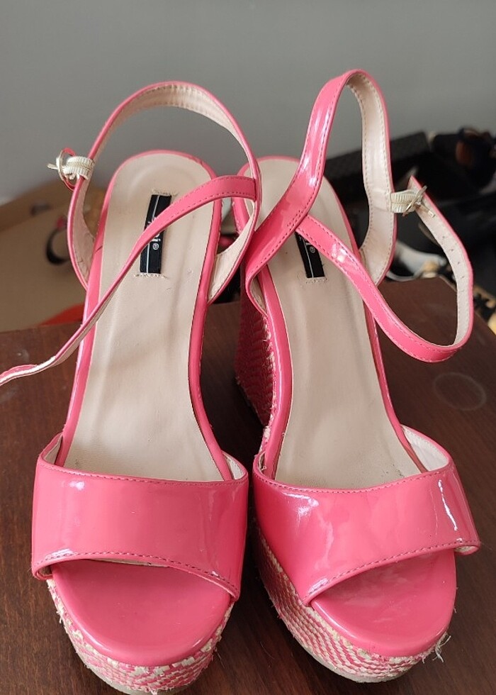 Dolgu topuk sandalet - Görsel 2