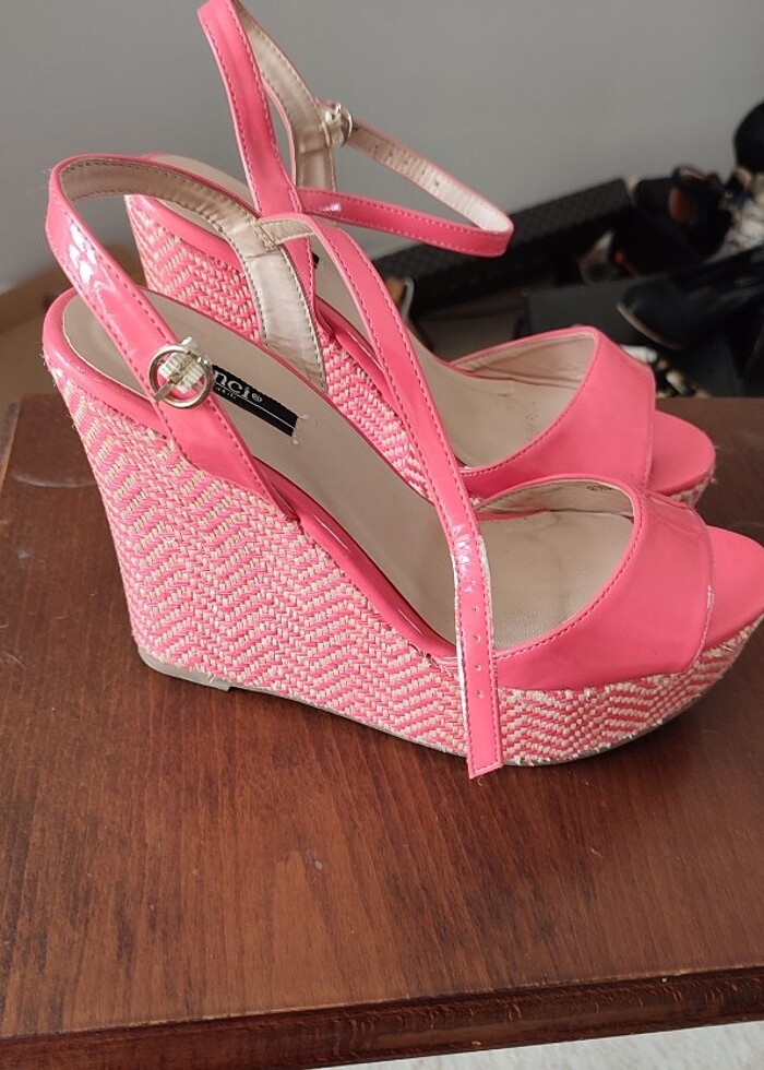 Dolgu topuk sandalet - Görsel 4