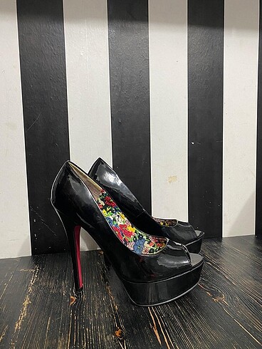 Siyah rugan platform topuklu ayakkabı